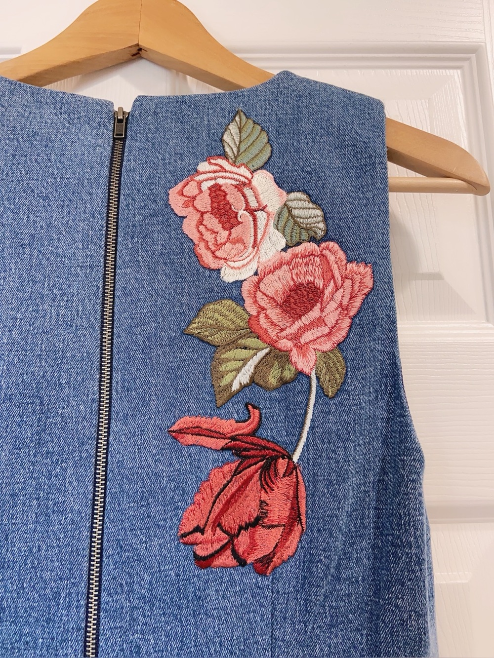NWT Alice + Olivia Cade Floral Embroidered Sleeveless Denim Dress - Picture 10 of 12